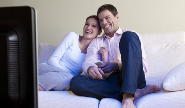 Muž i žena gledaju televiziju