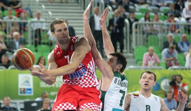 20.09.2013., Arena Stozice, Ljubljana, Slovenija – Europsko prvenstvo u kosarci Eurobasket Slovenija 2013., polufinale, Hrvatska – Litva. Bojan Bogdanovic, Darjus Lavrinovic, Jonas Maciulis Photo: Igor Kralj/PIXSELL