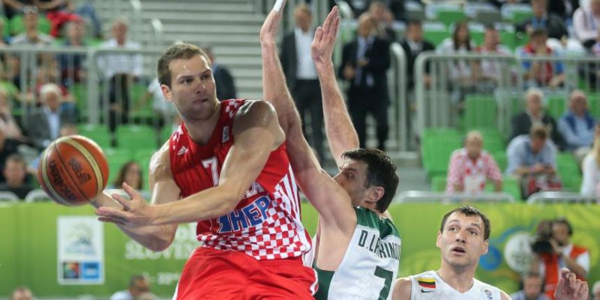 20.09.2013., Arena Stozice, Ljubljana, Slovenija – Europsko prvenstvo u kosarci Eurobasket Slovenija 2013., polufinale, Hrvatska – Litva. Bojan Bogdanovic, Darjus Lavrinovic, Jonas Maciulis Photo: Igor Kralj/PIXSELL