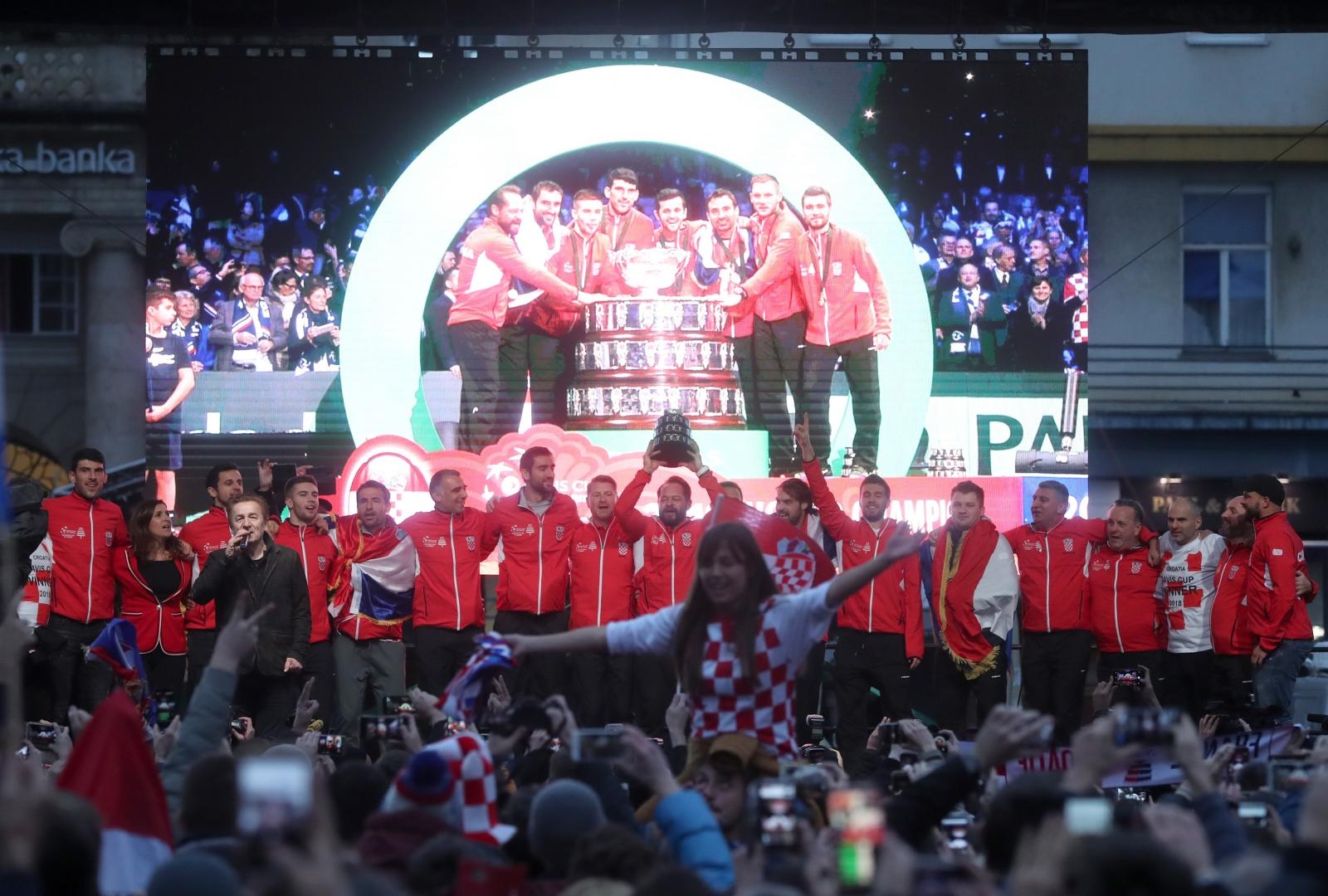Zlatne tenisače na Trgu bana Josipa Jelačića dočekale tisuće navijača Zlatne tenisače na Trgu bana Josipa Jelačića dočekale tisuće navijača