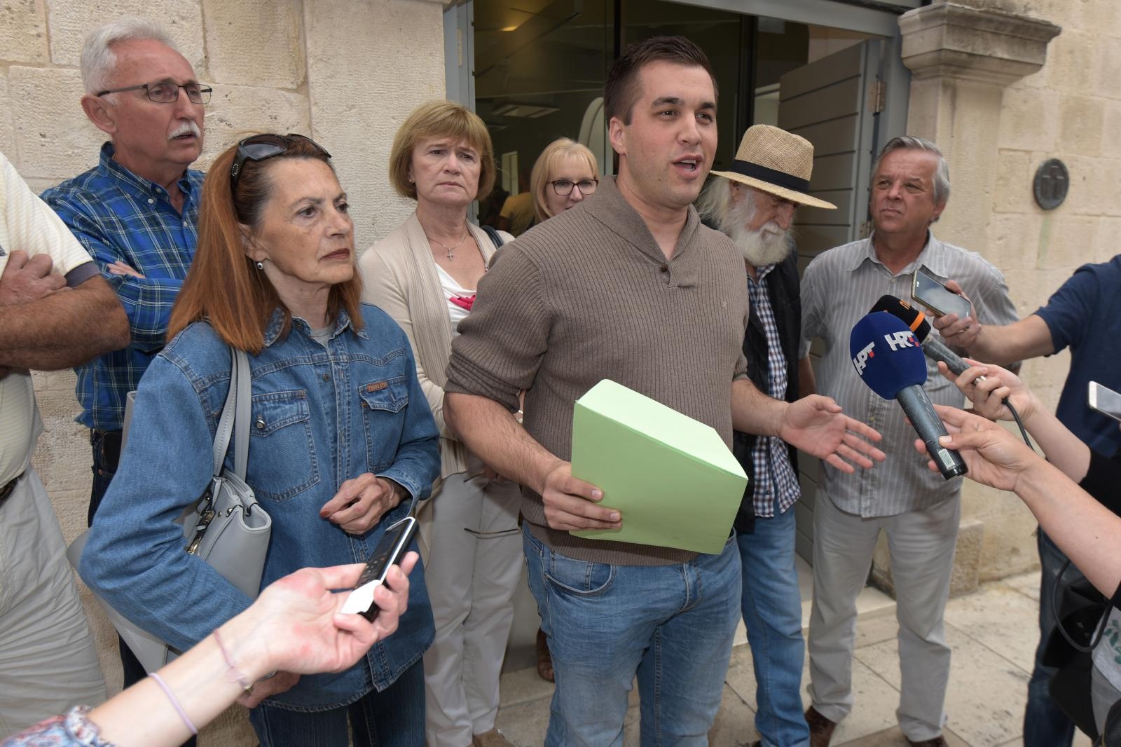 Mještani Petrčana okupili se ispred Turističke zajednice grada Zadra