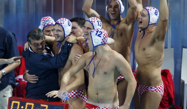 Zagreb, 110910. Bazen Mladosti na Savi. 29. Europsko prvenstvo u vaterpolu. Finalna utakmica za pobjednika Europskog prvenstva u vaterpolu  Hrvatska – Italija. Na slici: slavlje hrvatskih igraca. Foto: Goran Mehkek / CROPIX