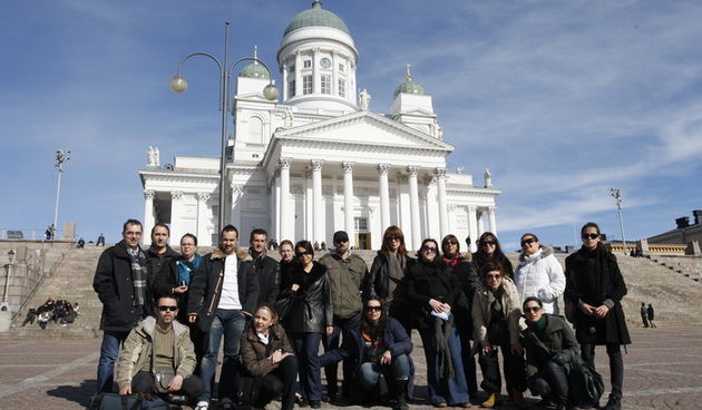 Helsinki, 050409.
Predstavnici zadarskih medija na trodnevnom posjetu Stockholmu i Helsinkiju. U prijestolnicama Svedske i Finske novinari su boravili u povodu otvaranja Ryanairove zracne linije Zadar – Stockholm -Zadar. 
Zadarski novinari na trgu u Helsi