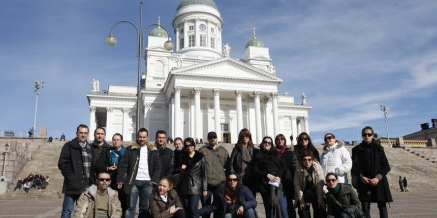 Helsinki, 050409.
Predstavnici zadarskih medija na trodnevnom posjetu Stockholmu i Helsinkiju. U prijestolnicama Svedske i Finske novinari su boravili u povodu otvaranja Ryanairove zracne linije Zadar – Stockholm -Zadar. 
Zadarski novinari na trgu u Helsi