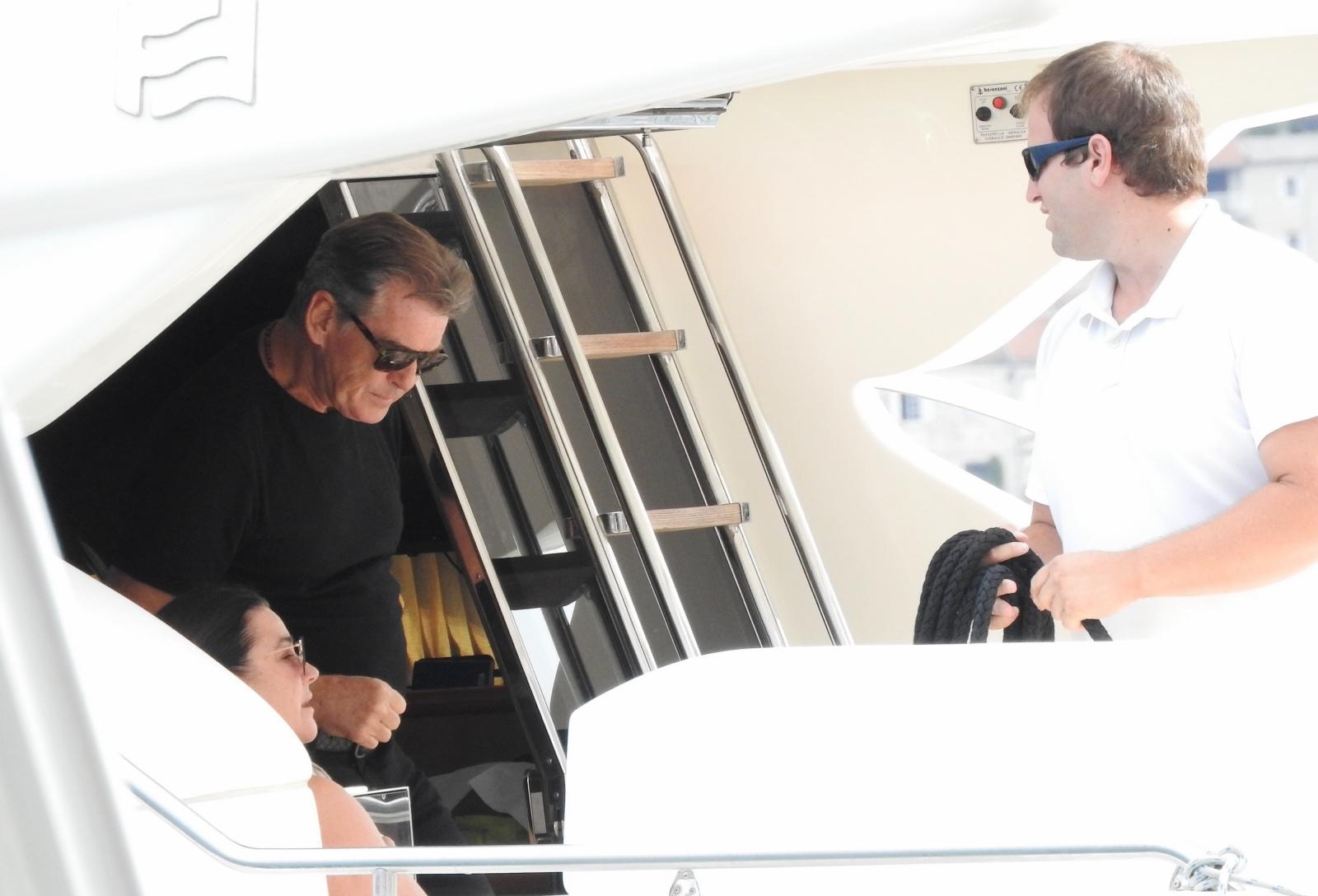 Pierce Brosnan prije isplovljavanja popio kavu i fotografirao se s obožavateljicom Pierce Brosnan prije isplovljavanja popio kavu i fotografirao se s obožavateljicom