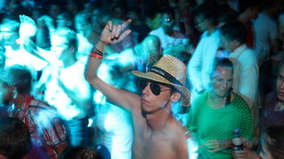 Zrce, 090711.
Na prvom hrvatskom Big Beach partyju na plazi Zrce nastupio je Fatboy Slim pred oko 10 tisuca posjetitelja. Fatboy Slim, DJ za siroke narodne mase. Svo vrijeme dvosatnog nastupa drzao je publiku u visokom ritmu tako da je ona svo vrijeme ple Zrce, 090711.
Na prvom hrvatskom Big Beach partyju na plazi Zrce nastupio je Fatboy Slim pred oko 10 tisuca posjetitelja. Fatboy Slim, DJ za siroke narodne mase. Svo vrijeme dvosatnog nastupa drzao je publiku u visokom ritmu tako da je ona svo vrijeme ple