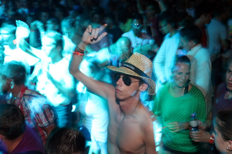 Zrce, 090711.
Na prvom hrvatskom Big Beach partyju na plazi Zrce nastupio je Fatboy Slim pred oko 10 tisuca posjetitelja. Fatboy Slim, DJ za siroke narodne mase. Svo vrijeme dvosatnog nastupa drzao je publiku u visokom ritmu tako da je ona svo vrijeme ple Zrce, 090711.
Na prvom hrvatskom Big Beach partyju na plazi Zrce nastupio je Fatboy Slim pred oko 10 tisuca posjetitelja. Fatboy Slim, DJ za siroke narodne mase. Svo vrijeme dvosatnog nastupa drzao je publiku u visokom ritmu tako da je ona svo vrijeme ple