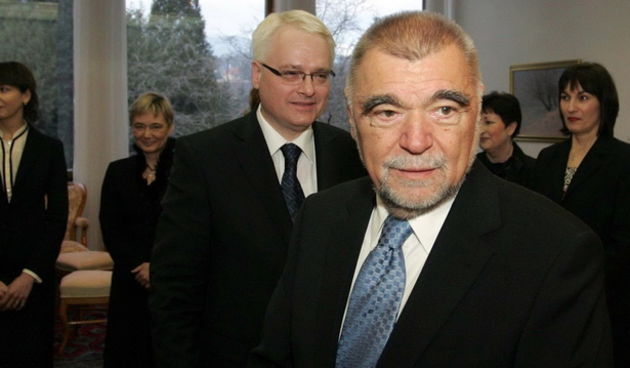 Zagreb, 180210. Dosadasnji predsjednik Stjepan Mesic poslije podne je u Uredu predsjednika primio novog hrvatskog predsjednika Ivu Josipovica i nakon razgovora izjavio kako odlazi zadovoljan jer ostavlja Hrvatsku u pravim rukama.  Foto: FAH / POOL /Lana S