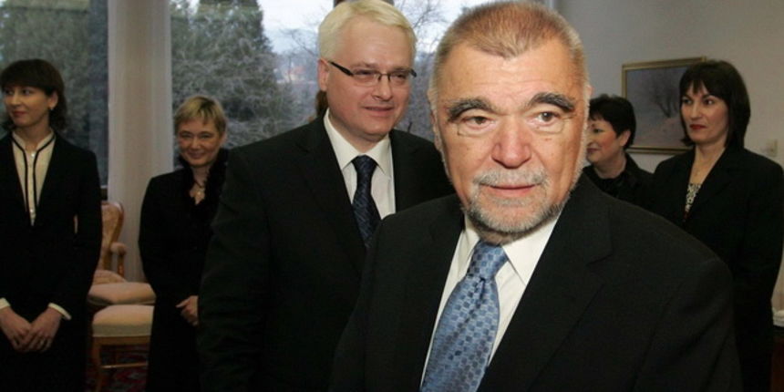 Zagreb, 180210. Dosadasnji predsjednik Stjepan Mesic poslije podne je u Uredu predsjednika primio novog hrvatskog predsjednika Ivu Josipovica i nakon razgovora izjavio kako odlazi zadovoljan jer ostavlja Hrvatsku u pravim rukama.  Foto: FAH / POOL /Lana S