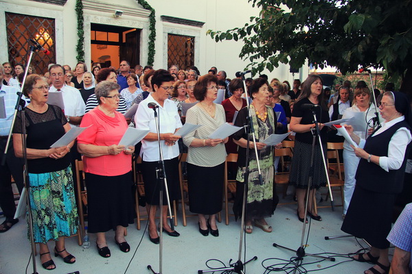 Proslava blagdana Velike Gospe: središnja večernja misa i procesija ulicama Belafuže Proslava blagdana Velike Gospe: središnja večernja misa i procesija ulicama Belafuže