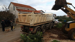 Zadar, 171212.
Zadarska tvrtka Franto koju je angazirao Grad Zadar probija put prema stanarima Galicevih zgrada u Diklu cemu se stanari protive te traze vracanje prvobitnog puta jer je ovo privremeno rjesenje. Spor oko pristupnog puta na Poljani Dragutin Zadar, 171212.
Zadarska tvrtka Franto koju je angazirao Grad Zadar probija put prema stanarima Galicevih zgrada u Diklu cemu se stanari protive te traze vracanje prvobitnog puta jer je ovo privremeno rjesenje. Spor oko pristupnog puta na Poljani Dragutin