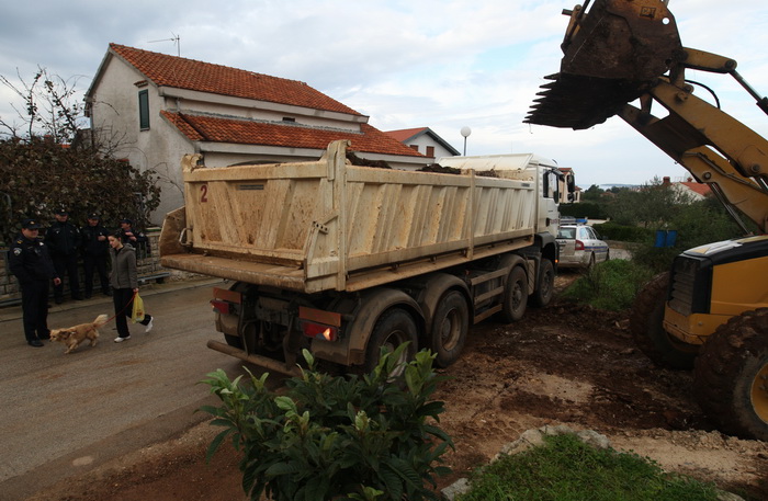 Zadar, 171212.
Zadarska tvrtka Franto koju je angazirao Grad Zadar probija put prema stanarima Galicevih zgrada u Diklu cemu se stanari protive te traze vracanje prvobitnog puta jer je ovo privremeno rjesenje. Spor oko pristupnog puta na Poljani Dragutin Zadar, 171212.
Zadarska tvrtka Franto koju je angazirao Grad Zadar probija put prema stanarima Galicevih zgrada u Diklu cemu se stanari protive te traze vracanje prvobitnog puta jer je ovo privremeno rjesenje. Spor oko pristupnog puta na Poljani Dragutin