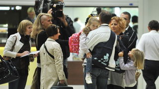 Zagreb, 250912.
Zracna luka Zagreb.
Jutros je iz zagrebacke zracne luke s roditeljima otputovala djevojcica Stephanie Milda (5), koja boluje od teske malformacije mozga.
Za operaciju u Chicagu humanitarnim akcijama i dobrovoljnim prilozima prikupljeno je