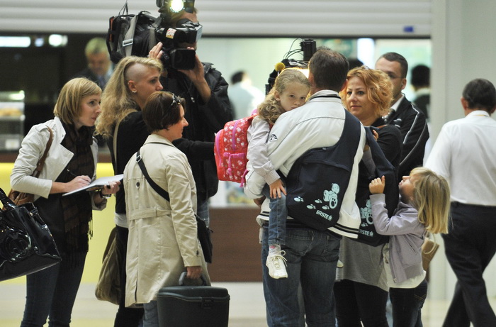 Zagreb, 250912.
Zracna luka Zagreb.
Jutros je iz zagrebacke zracne luke s roditeljima otputovala djevojcica Stephanie Milda (5), koja boluje od teske malformacije mozga.
Za operaciju u Chicagu humanitarnim akcijama i dobrovoljnim prilozima prikupljeno je