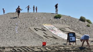 Uz vodstvo kipara mentora na plažama su djeca i odrasli gradili poznate ninske crkvice, glagoljaške natpise i druge figure