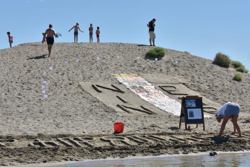 Uz vodstvo kipara mentora na plažama su djeca i odrasli gradili poznate ninske crkvice, glagoljaške natpise i druge figure