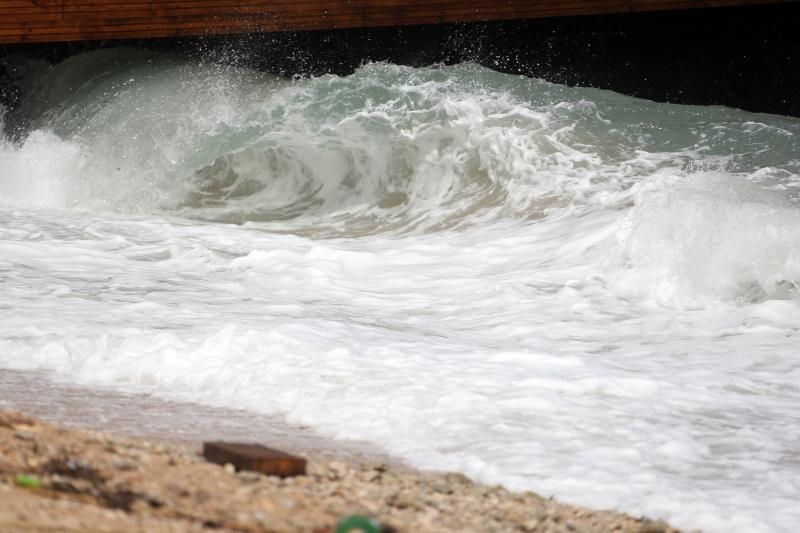 Olujna bura poharala plažu Zrće. Photo: Dalibor Urukalović/PIXSELL