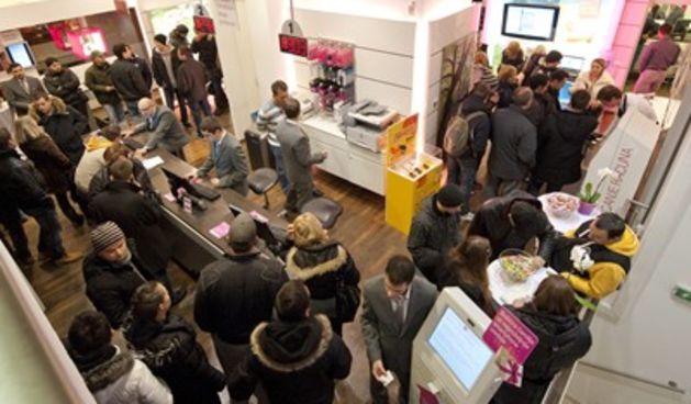 Korisnici pohrlili na ponoćnu prodaju iPhonea 4S, foto: Ivan Mijić/CROPIX