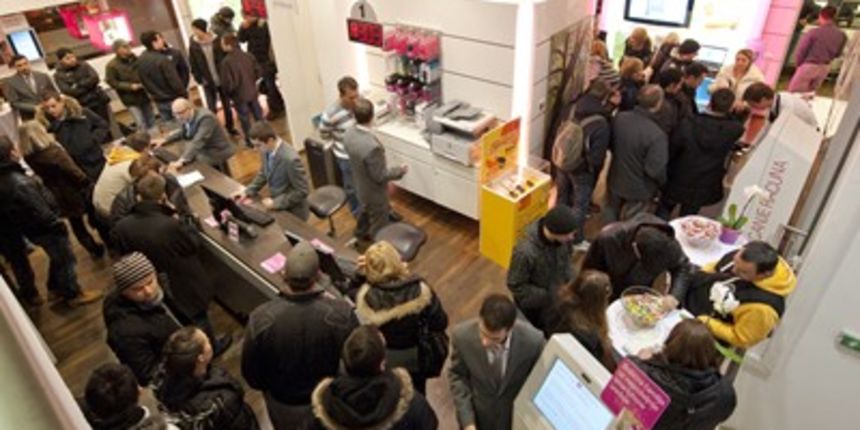 Korisnici pohrlili na ponoćnu prodaju iPhonea 4S, foto: Ivan Mijić/CROPIX Korisnici pohrlili na ponoćnu prodaju iPhonea 4S, foto: Ivan Mijić/CROPIX