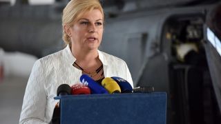 Predsjednica Grabar-Kitarović na predstavljanju novih helikoptera Kiowa Warriors u 93. Zrakoplovnoj bazi u Zemuniku. Photo: Dino Stanin/PIXSELL Predsjednica Grabar-Kitarović na predstavljanju novih helikoptera Kiowa Warriors u 93. Zrakoplovnoj bazi u Zemuniku. Photo: Dino Stanin/PIXSELL