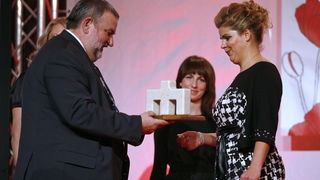 Zagreb, 161110.
U hotelu Westin odrzan je 20. susret CROMA 2010, na kojm su dodijeljene nagrade za najbolje menadzere i poduzetnike u ovoj godini. Dodijeljeno je 14 nagrada i plaketa.
Na slici: Vladimir Ferdelji, predsjednik CROMA-e urucuje nagradu Vesni Zagreb, 161110.
U hotelu Westin odrzan je 20. susret CROMA 2010, na kojm su dodijeljene nagrade za najbolje menadzere i poduzetnike u ovoj godini. Dodijeljeno je 14 nagrada i plaketa.
Na slici: Vladimir Ferdelji, predsjednik CROMA-e urucuje nagradu Vesni