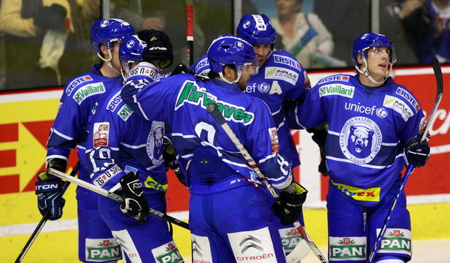 Zagreb, 241010.
Dom sportova, Trg Kresimira Cosica.
Susret 14. kola EBEL lige.
Medvescak – Jesenice.
Na fotografiji: slavlje Medvescaka.
Foto: Ronald Gorsic / CROPIX