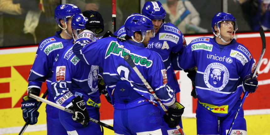 Zagreb, 241010.
Dom sportova, Trg Kresimira Cosica.
Susret 14. kola EBEL lige.
Medvescak – Jesenice.
Na fotografiji: slavlje Medvescaka.
Foto: Ronald Gorsic / CROPIX