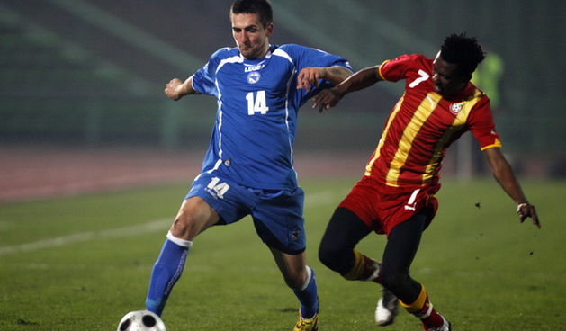 Sarajevo, 030310. Stadion Asim Ferhatovic. Prijateljska utakmica izmedju reprezentacija Bosne i Hercegovine i Gane. Na fotografiji: Vedad Ibisevic u duelu sa Addy David. Foto: Dado Ruvic / CROPIX