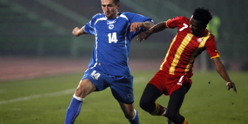 Sarajevo, 030310. Stadion Asim Ferhatovic. Prijateljska utakmica izmedju reprezentacija Bosne i Hercegovine i Gane. Na fotografiji: Vedad Ibisevic u duelu sa Addy David. Foto: Dado Ruvic / CROPIX