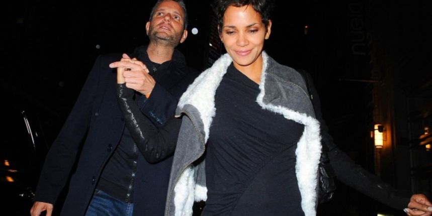 #5841547 Halle Berry is all smiles as she steps out in the rain to dine at Nuela with a male companion in New York City, NY on October 4, 2010. With rumors abounding that Berry is involved with Olivier Martinez who is this new male dinner partner?
Fame #5841547 Halle Berry is all smiles as she steps out in the rain to dine at Nuela with a male companion in New York City, NY on October 4, 2010. With rumors abounding that Berry is involved with Olivier Martinez who is this new male dinner partner?
Fame