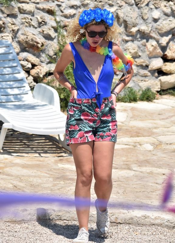 Posljednji dan Love International Festivala u Tisnom privukao je veliki broj mladih iz cijele Europe, a najviče iz Velike Britanije. Photo: Hrvoje Jelavić/PIXSELL Posljednji dan Love International Festivala u Tisnom privukao je veliki broj mladih iz cijele Europe, a najviče iz Velike Britanije. Photo: Hrvoje Jelavić/PIXSELL