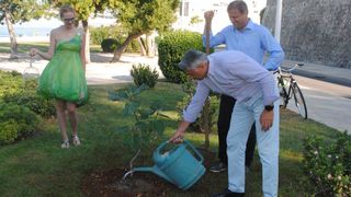 Gradonačelnik Dukić i župan Longin posadili smokvu kod Morskih orgulja