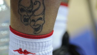 Katowice, 190909.
Dvorana Sport Arena Spodek.
Europsko prvenstvo u kosarci u Poljskoj, razigravanje izmedju Rusije i Hrvatske za odlazak na Svjetsko prvenstvo u Turskoj slijedece godine.
Na slici: tetovaza Maria Kasuna, pod nazivom Komedija i tragedija, k