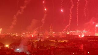 Split, 130211.
Povodom stote obljetnice NK Hajduk navijacka skupina Torcida organizirala je vatromet po cijelom gradu.
Foto: Josko Supic / CROPIX Split, 130211.
Povodom stote obljetnice NK Hajduk navijacka skupina Torcida organizirala je vatromet po cijelom gradu.
Foto: Josko Supic / CROPIX
