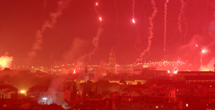 Split, 130211.
Povodom stote obljetnice NK Hajduk navijacka skupina Torcida organizirala je vatromet po cijelom gradu.
Foto: Josko Supic / CROPIX Split, 130211.
Povodom stote obljetnice NK Hajduk navijacka skupina Torcida organizirala je vatromet po cijelom gradu.
Foto: Josko Supic / CROPIX