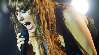 Zagreb, 030612.
Francuska pjevacica Zaz, pravog imena Isabelle Geffroy, kojoj je planetarnu slavu donio singl Je veux, odrzala je veceras koncert pred prepunom dvoranom Doma sportova.
Foto: Neja Markicevic / CROPIX