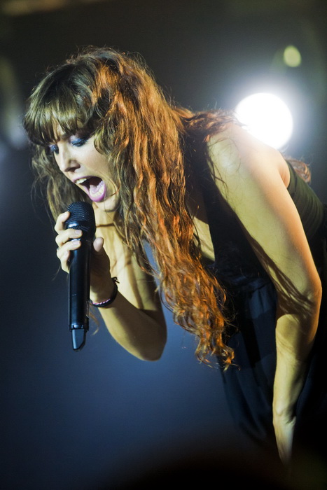 Zagreb, 030612.
Francuska pjevacica Zaz, pravog imena Isabelle Geffroy, kojoj je planetarnu slavu donio singl Je veux, odrzala je veceras koncert pred prepunom dvoranom Doma sportova.
Foto: Neja Markicevic / CROPIX