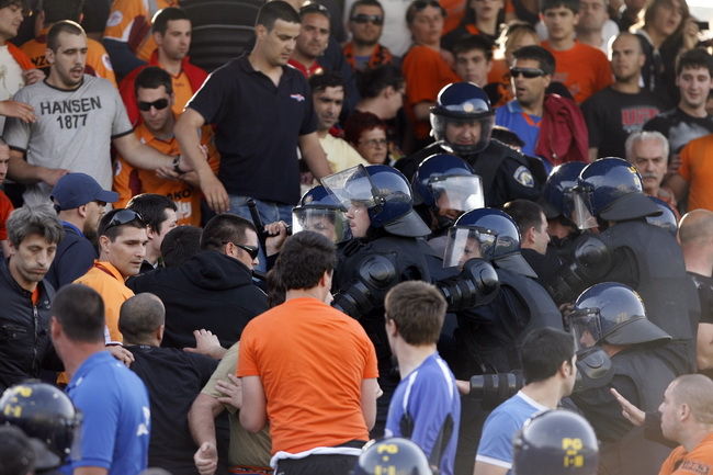 Sibenik, 050510.
 Finale Kupa Hrvatske uzvratna utakmica:   NK Sibenik – NK  Hajduk
Na fotografiji :  sukob navijaca Sibenika Funcuta i Policije. 
  Foto: Vladimir Dugandzic / CROPIX