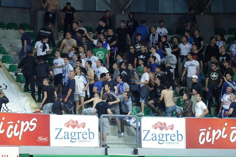Intervencija policije na tribini s navijačima Zadra na utakmici Cibone i Zadra (80-71). Photo: Goran Stanzl/PIXSELL Intervencija policije na tribini s navijačima Zadra na utakmici Cibone i Zadra (80-71). Photo: Goran Stanzl/PIXSELL