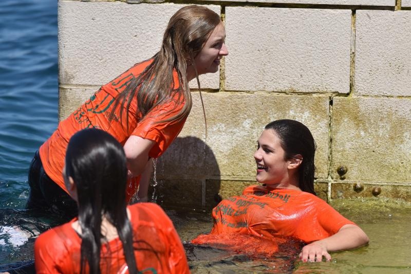 Ludijada zadarskih maturanata uz pjesmu i kupanje na Morskim orguljama. Foto: Dino Stanin/PIXSELL Ludijada zadarskih maturanata uz pjesmu i kupanje na Morskim orguljama. Foto: Dino Stanin/PIXSELL