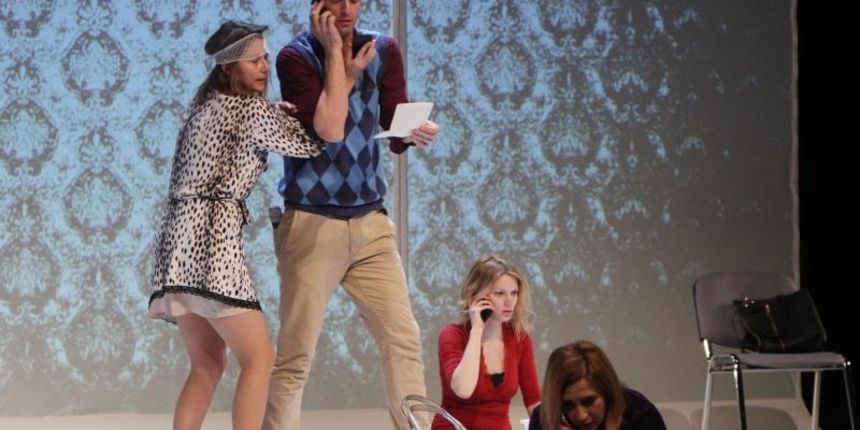 U izvedbi kazalista Moruzgva u Gradskom kazalistu Zorin dom odrzana premijera predstave Mobitel u reziji Kresimira Dolencica. U predstavi glume Natasa Dorcic, Ecija Ojdanic, Dado Cosic i Iva Babic. U izvedbi kazalista Moruzgva u Gradskom kazalistu Zorin dom odrzana premijera predstave Mobitel u reziji Kresimira Dolencica. U predstavi glume Natasa Dorcic, Ecija Ojdanic, Dado Cosic i Iva Babic.