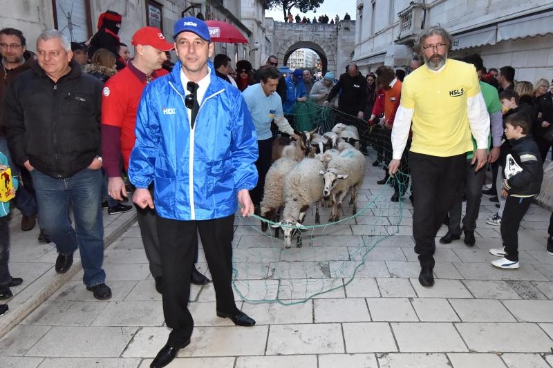 Poznata zadarska skupina Bleke i Konji na karnevalskoj povorci pojavila se sa stadom ovaca koje su doveli na sredisnji gradski trg. Clanovi skupine bili su obuceni u majice hrvatskih politickih stranaka koje su medjusobno izmjenjivali uz domoljubne pjesme