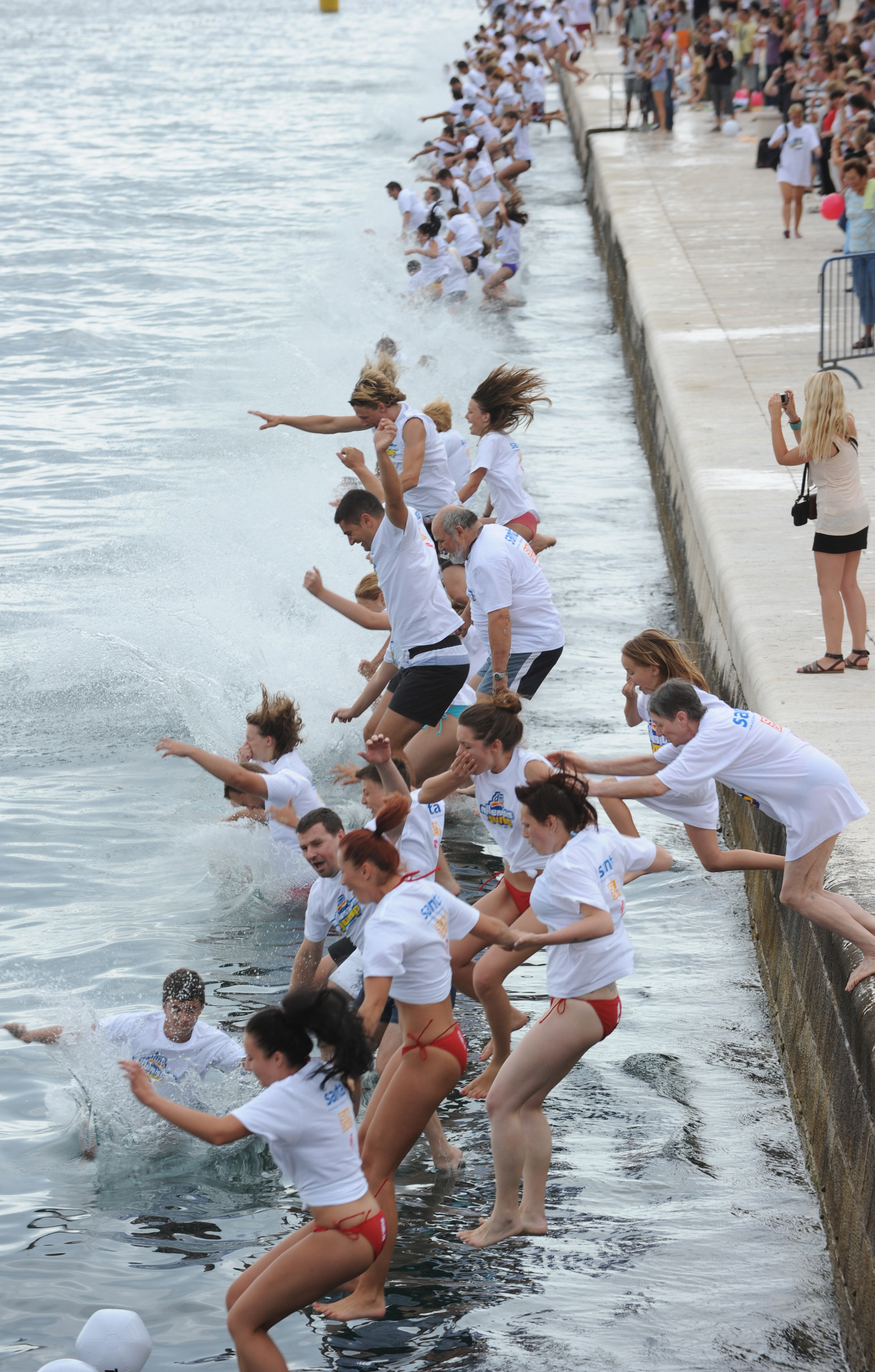 Danas se na zadarskoj rivi cetvrtu godinu za redom odrzava manifestacija Milenijum Jump. Foto : Andrija Lucic / CROPIX