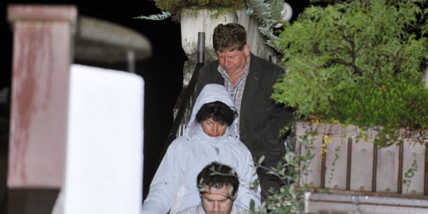 Bjelovar, 020610. Privedeni Zdravko i Visnja Pevec nakon pretresa kuce. Na slici: Zdravko i Visnja Pevec sa istraziteljima prije ulaska u policijski automobil. Foto: Marko Miscevic / CROPIX Bjelovar, 020610. Privedeni Zdravko i Visnja Pevec nakon pretresa kuce. Na slici: Zdravko i Visnja Pevec sa istraziteljima prije ulaska u policijski automobil. Foto: Marko Miscevic / CROPIX