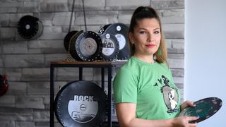 Miljana Jovičić proizvodi torbice od starih gramofonskih ploča