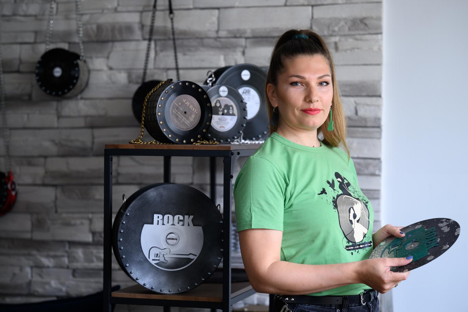 Miljana Jovičić proizvodi torbice od starih gramofonskih ploča