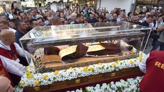 Velik broj vjernika sudjelovalo u procesiji u kojoj je nošeno tijelo Leopolda Bogdana Mandića od crkve Gospe od zdravlja do katedrale sv. Stošije Velik broj vjernika sudjelovalo u procesiji u kojoj je nošeno tijelo Leopolda Bogdana Mandića od crkve Gospe od zdravlja do katedrale sv. Stošije