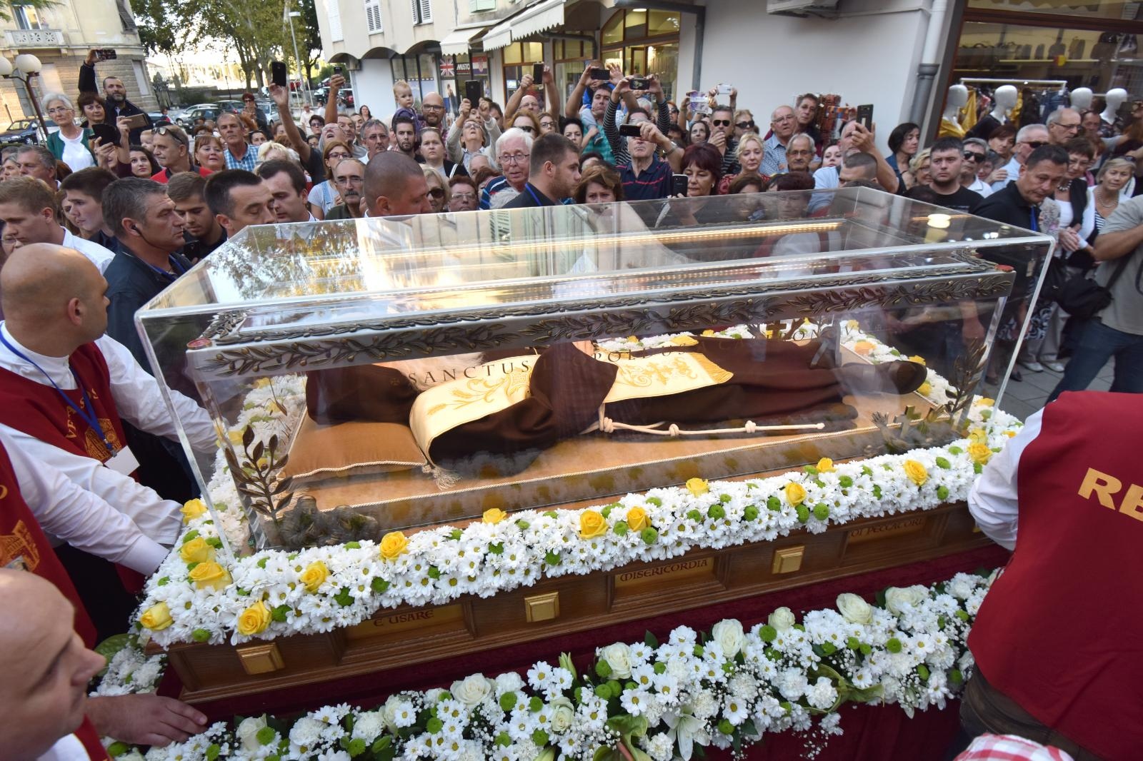 Velik broj vjernika sudjelovalo u procesiji u kojoj je nošeno tijelo Leopolda Bogdana Mandića od crkve Gospe od zdravlja do katedrale sv. Stošije Velik broj vjernika sudjelovalo u procesiji u kojoj je nošeno tijelo Leopolda Bogdana Mandića od crkve Gospe od zdravlja do katedrale sv. Stošije