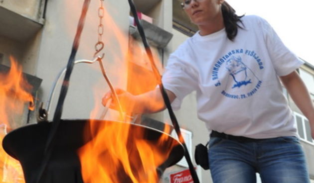 Zadar, 260510. Sinoc je u Benkovcu odrzana peta po redu ravnokotarska fisijada, sudjelovalo je 43 natjecatelja iz cjele Hrvatske. 1. mjesto osvojila je ekipa Hrvatske Postanske banke,2. ekipa Nard iz Valpova i 3. mjesto ekipa Bilo mi je vrime iz Benkovca.