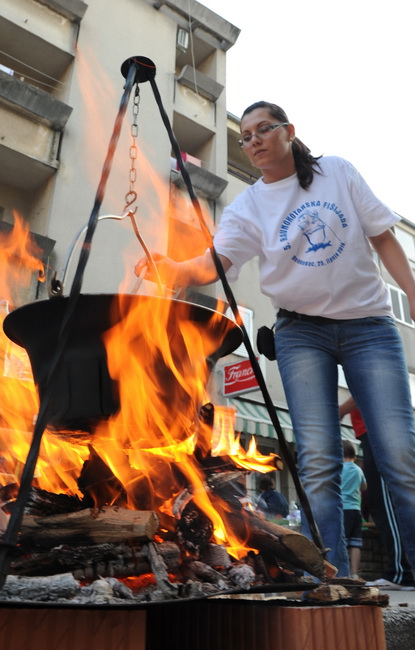 Zadar, 260510. Sinoc je u Benkovcu odrzana peta po redu ravnokotarska fisijada, sudjelovalo je 43 natjecatelja iz cjele Hrvatske. 1. mjesto osvojila je ekipa Hrvatske Postanske banke,2. ekipa Nard iz Valpova i 3. mjesto ekipa Bilo mi je vrime iz Benkovca. Zadar, 260510. Sinoc je u Benkovcu odrzana peta po redu ravnokotarska fisijada, sudjelovalo je 43 natjecatelja iz cjele Hrvatske. 1. mjesto osvojila je ekipa Hrvatske Postanske banke,2. ekipa Nard iz Valpova i 3. mjesto ekipa Bilo mi je vrime iz Benkovca.
